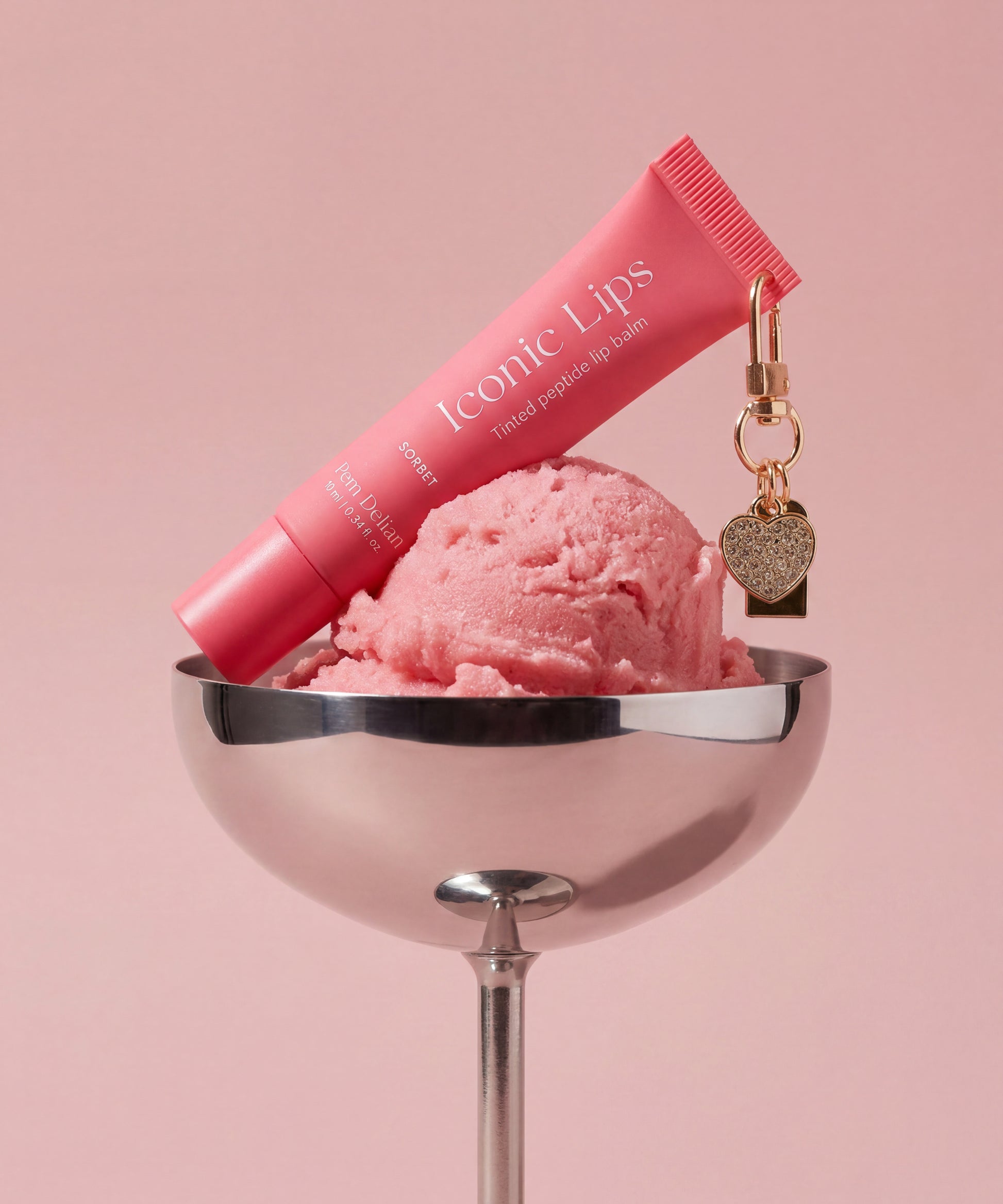Pem Delian Iconic Lips sorbet ajakápoló egy fém pohárban fagyira fektetve a szív alakú charmja oldalra lelóg 