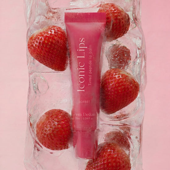 Pem Delian Iconic Lips sorbet ajakápoló jégbe fagyasztva eprekkel rózsaszín háttér előtt 