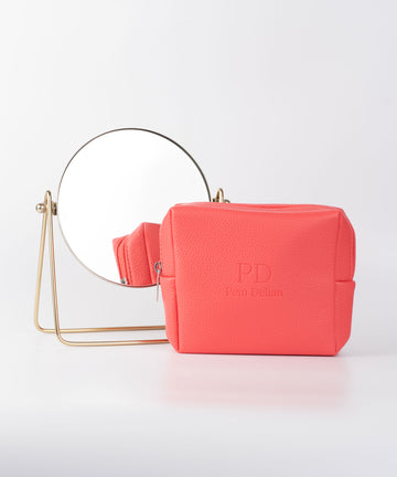 Pem Delian korall színű vegán bőr sminktáska tükör előtt