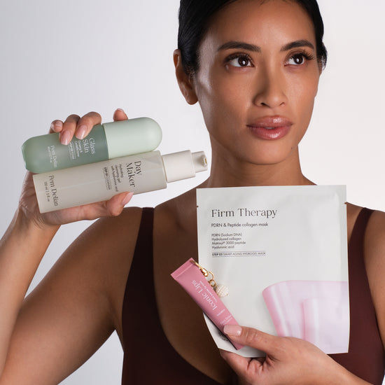 Pem Delian Glass Skin toner, Day Maker lemosó, Iconic Lips macaron ajakápoló és Firm Therapy arcmaszk a modell kezében tartva 