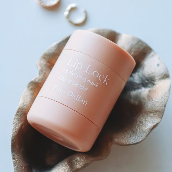 Pem Delian Lip Lock Créme Brulée éjszakai ajakápoló maszk kagylóra fektetve 