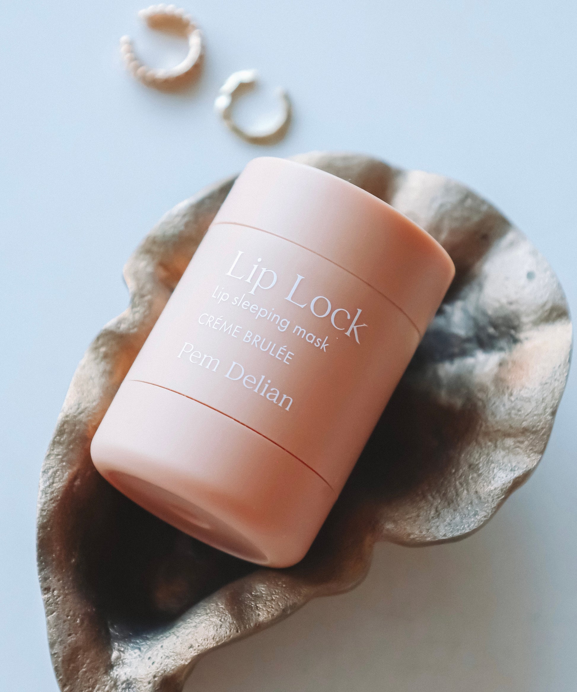 Pem Delian Lip Lock Créme Brulée éjszakai ajakápoló maszk kagylóra fektetve 