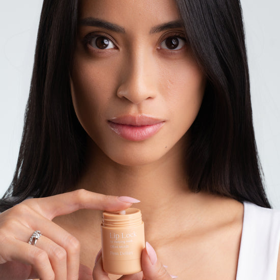 Pem Delian Lip Lock Créme Brulée éjszakai ajakápoló maszk modell kezében tartva kikenve
