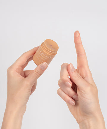 Pem Delian Lip Lock Créme Brulée éjszakai ajakápoló maszk ujjra kenve 