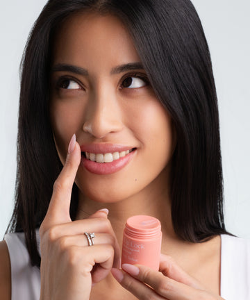 Pem Delian Lip Lock Smoothie éjszakai ajakápoló maszk mosolygó modell kezében 