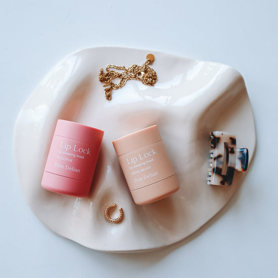 Pem Delian Lip Lock Smoothie és Créme Brulée éjszakai ajakápoló maszkok egymás mellé fektetve dísztálon