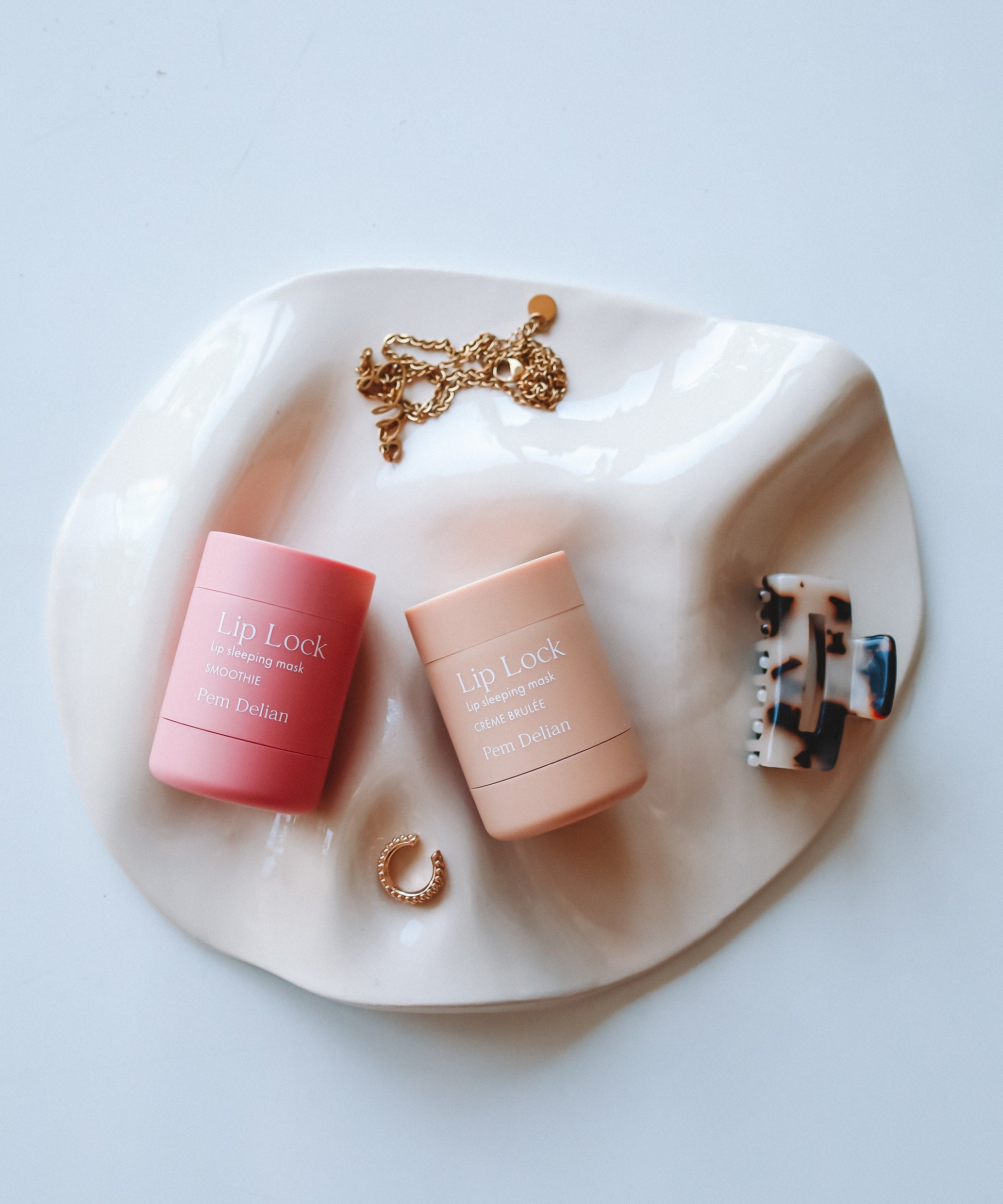 Pem Delian Lip Lock Smoothie és Créme Brulée éjszakai ajakápoló maszkok egymás mellé fektetve dísztálon