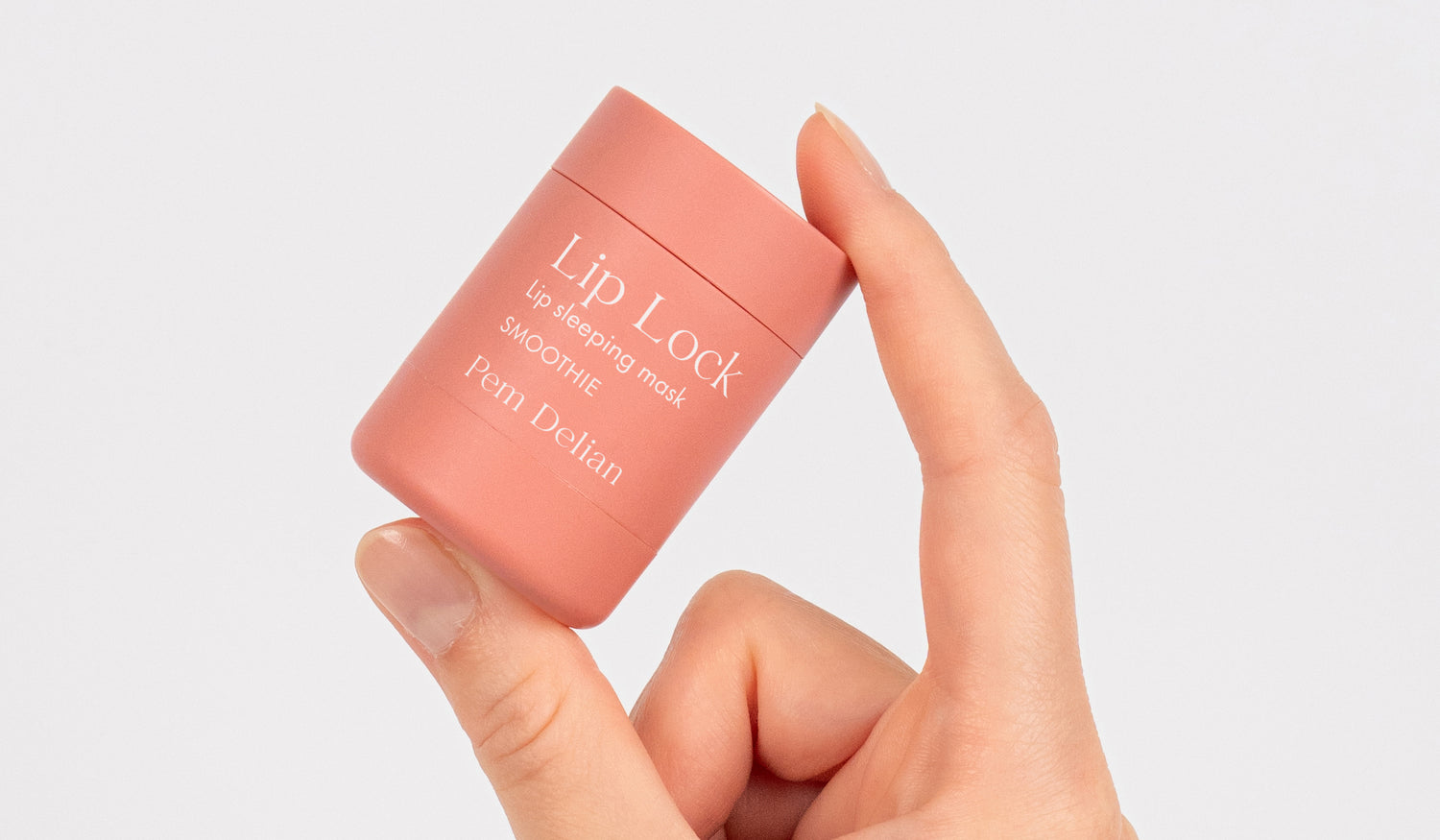 Pem Delian Lip Lock Smoothie éjszakai ajakápoló maszk ujjak között tartva 