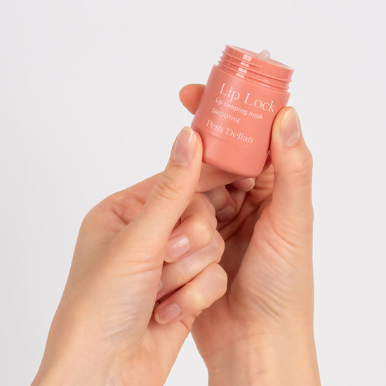 Pem Delian Lip Lock Smoothie éjszakai ajakápoló maszk kézben tartva 