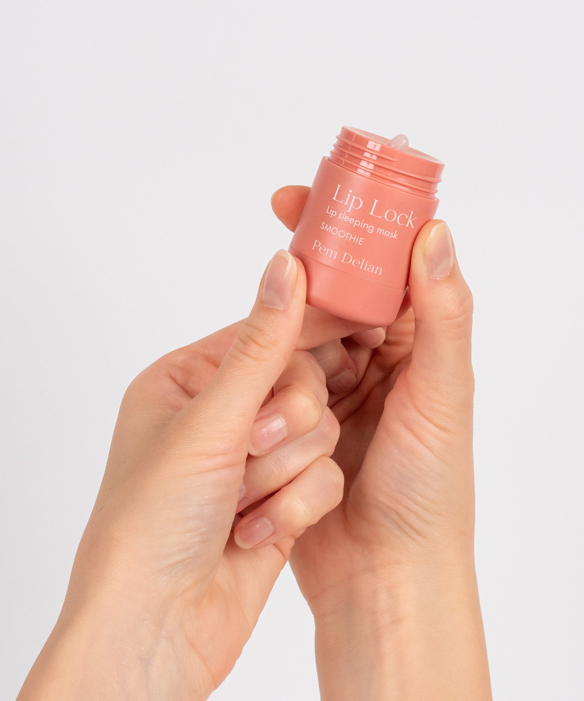 Pem Delian Lip Lock Smoothie éjszakai ajakápoló maszk kézben tartva 