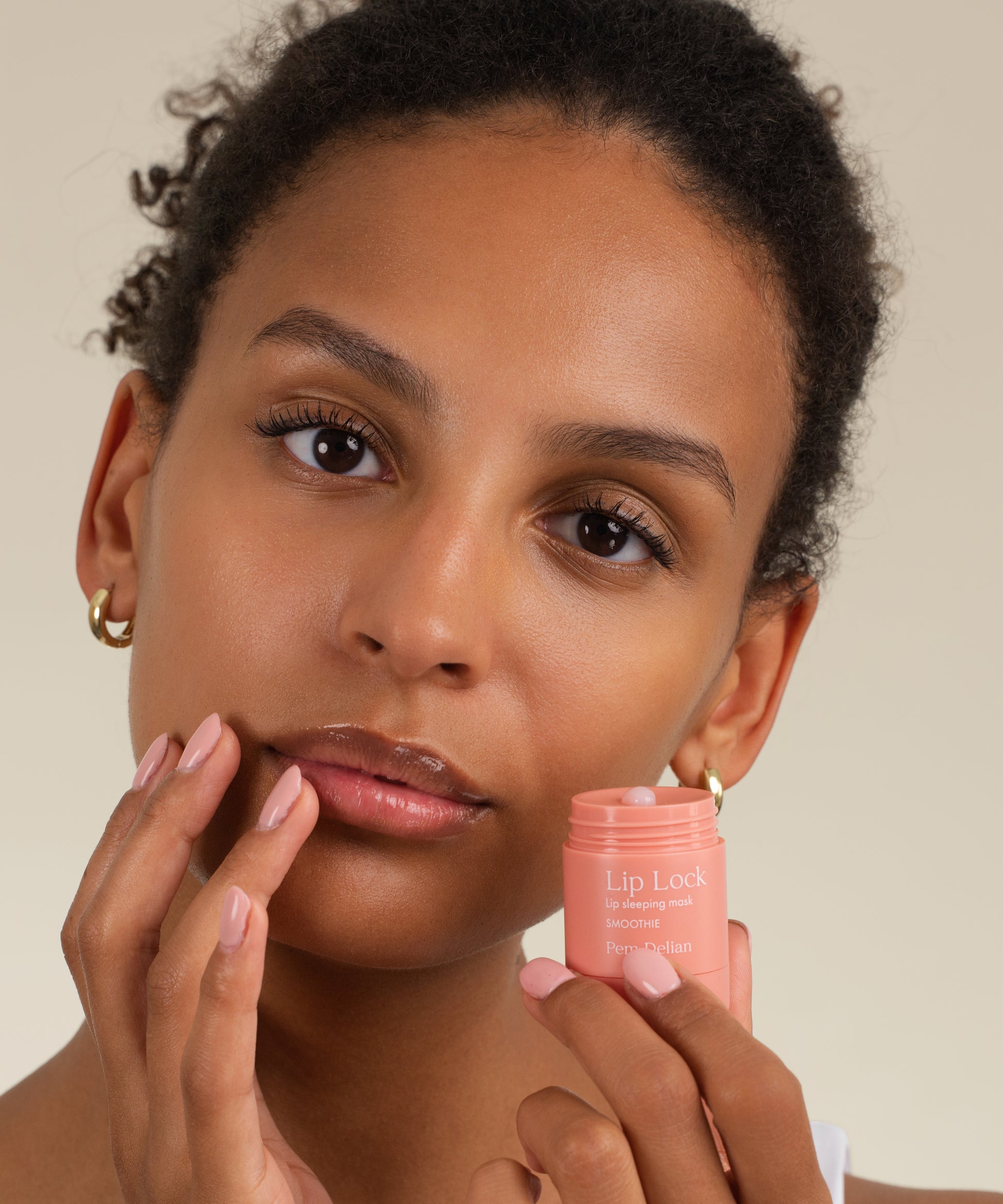 Pem Delian Lip Lock Smoothie éjszakai ajakápoló maszk felkenve a modell ajkára