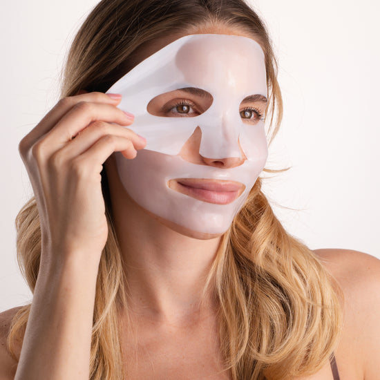 Pem Delian Lumiskin arcmaszk modell arcára téve egyik kézzel tartva a maszk szélét