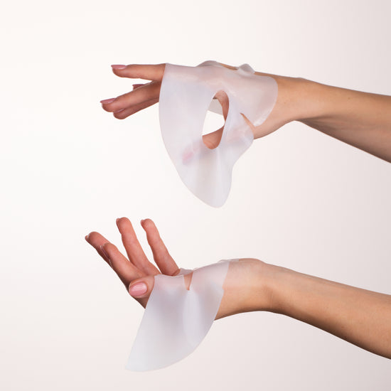 Pem Delian Lumiskin arcmaszk két kézben tartva az alsó és felső részét kicsomagolt állapotban 