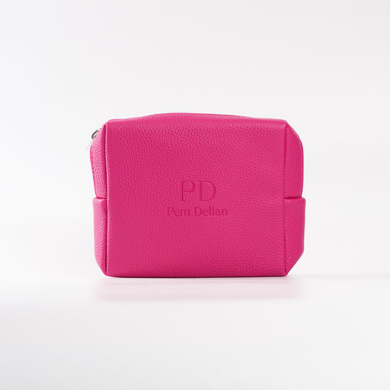 Pem Delian magenta színű kozmetikai táska fehér hátérrel