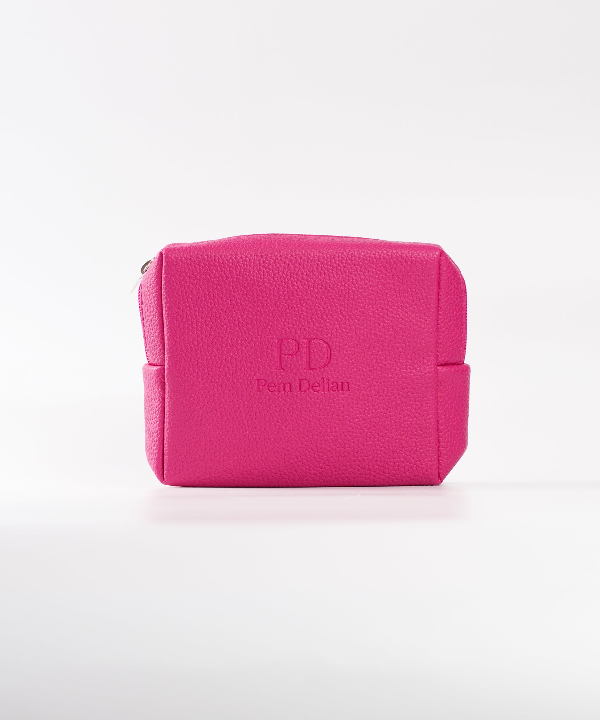 Pem Delian magenta színű kozmetikai táska fehér hátérrel
