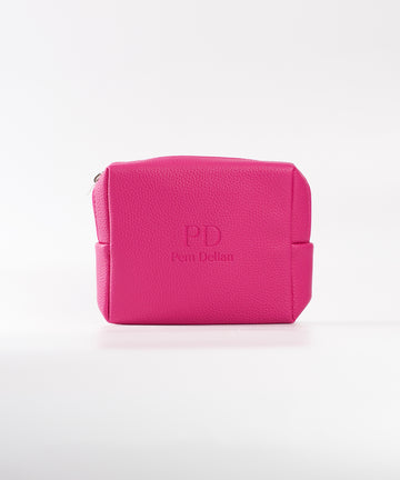 Pem Delian magenta színű kozmetikai táska fehér hátérrel