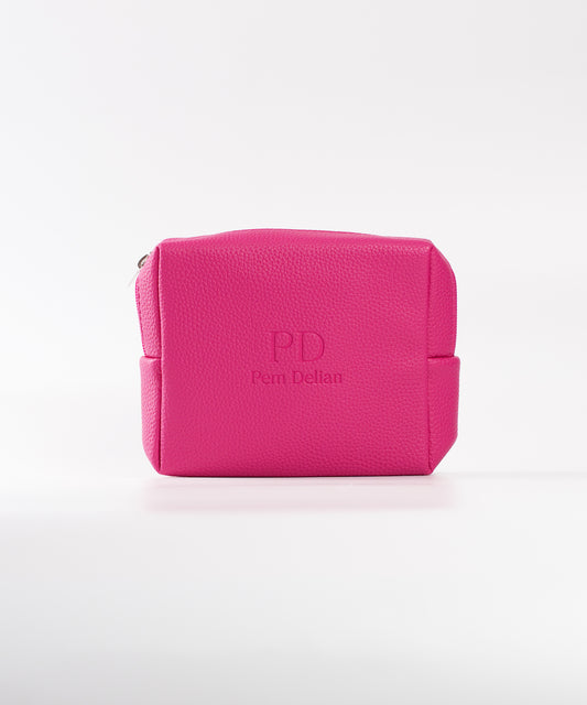 Pem Delian magenta színű kozmetikai táska fehér hátérrel