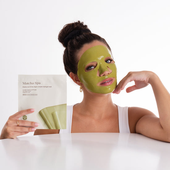 Pem Delian Matcha Spa arcmaszk arcra felhelyezve és csomagolásában is megmutatva modell által 