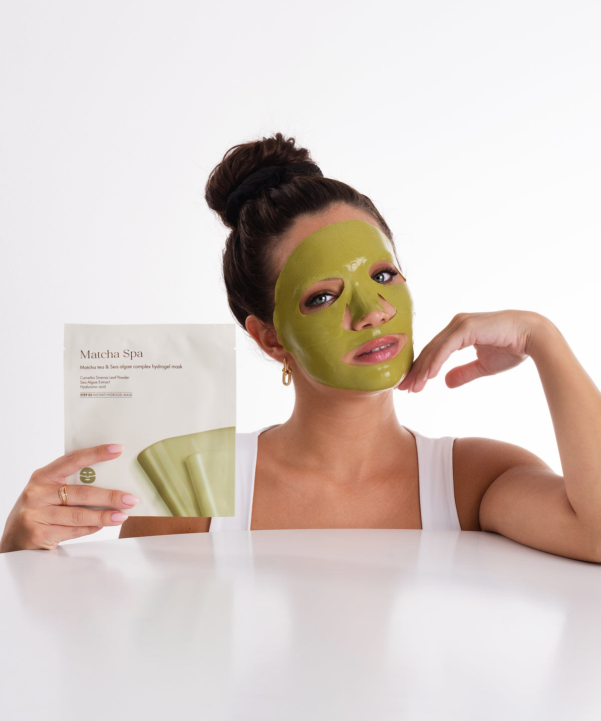Pem Delian Matcha Spa arcmaszk arcra felhelyezve és csomagolásában is megmutatva modell által 