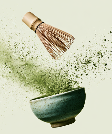 Pem Delian Matcha Spa arcmaszk összetevőja egy zöld tálban, keverővel
