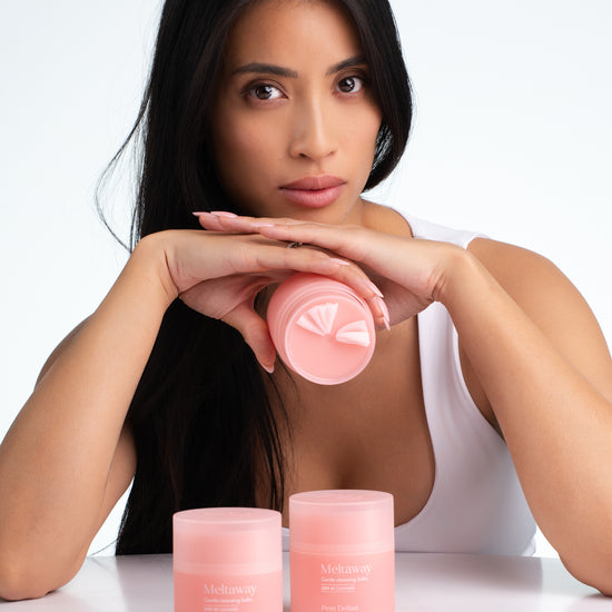 Pem Delian Meltaway modell előtt 2 az asztalon, egyet a kezében tart, textúrát mutatja