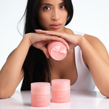 Pem Delian Meltaway modell kezében látszik a textúra, asztalon két tégely