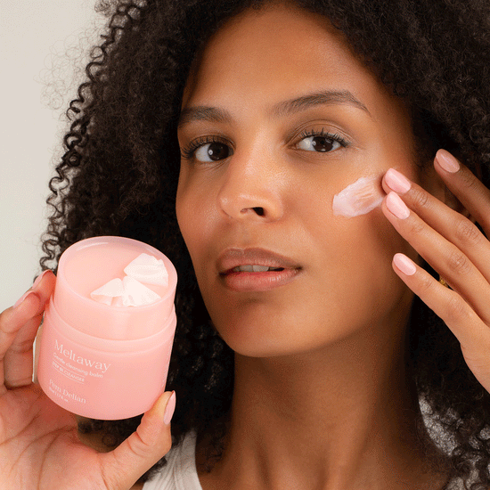 Pem Delian Meltaway gyengéd arctisztító balzsam textúrája modell arcára kikenve