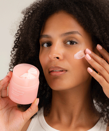 Pem Delian Meltaway gyengéd arctisztító balzsam textúrája modell arcára kikenve