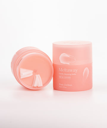 Pem Delian Meltaway gyengéd arctisztító balzsam textúrája kikenve a tégelyre és felülről nézve. 