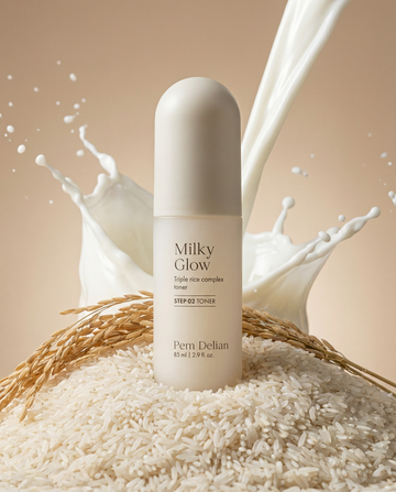 Pem Delian Milky Glow toner rizsbe állítva egy rizskaláőzs mellett, a háttérben tej folyik