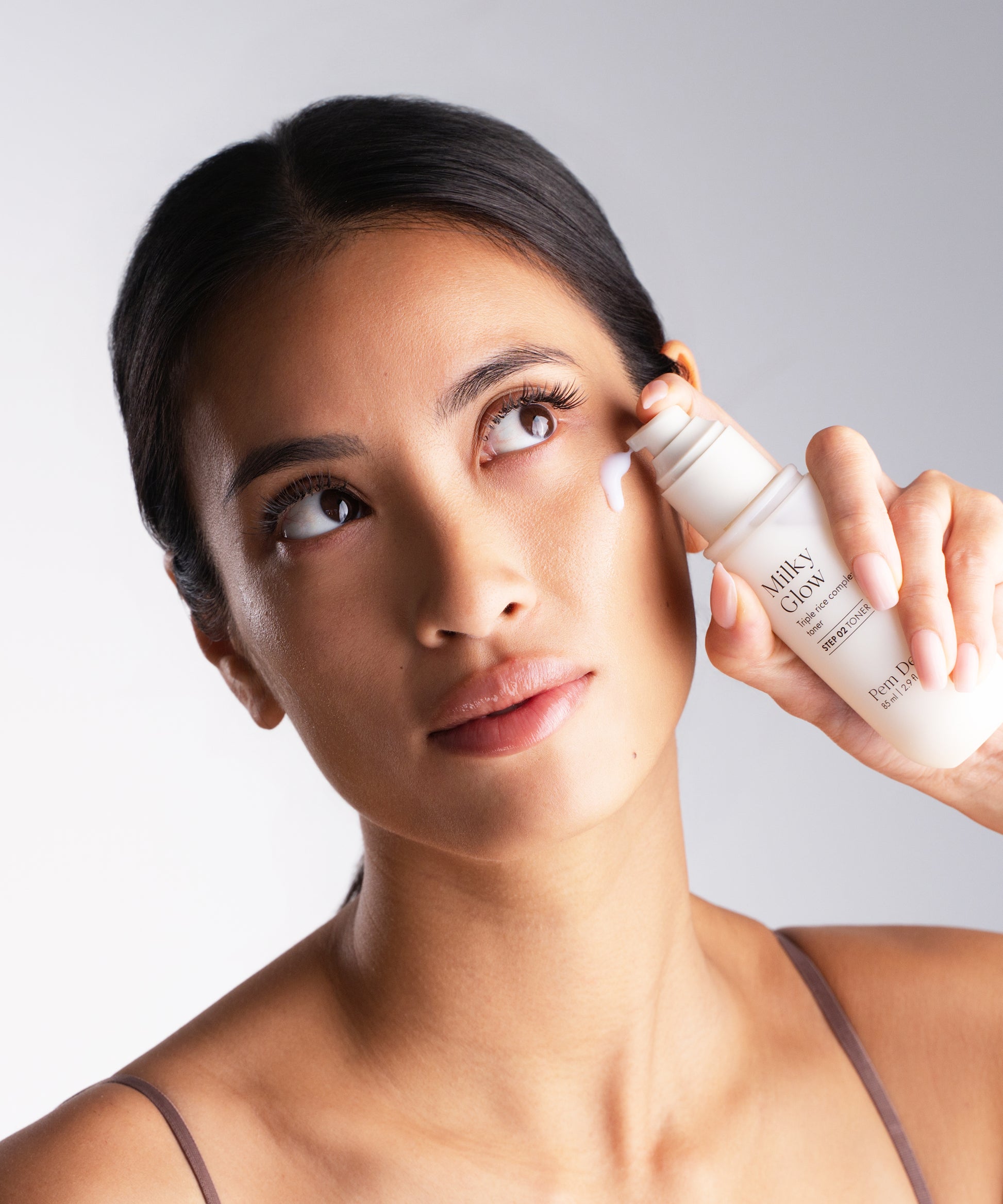 Pem Delian Milky Glow toner modell arcára kinyomva 