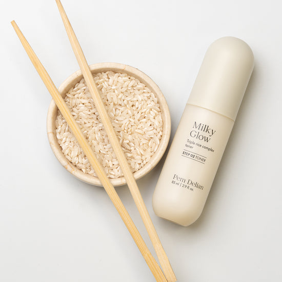 Pem Delian Milky Glow toner egy tál rizs és pálcikák mellé fektetve fehér háttérrel