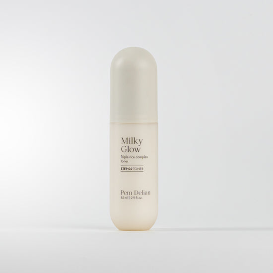 Pem Delian Milky Glow toner szürke háttér előtt elölnézetből