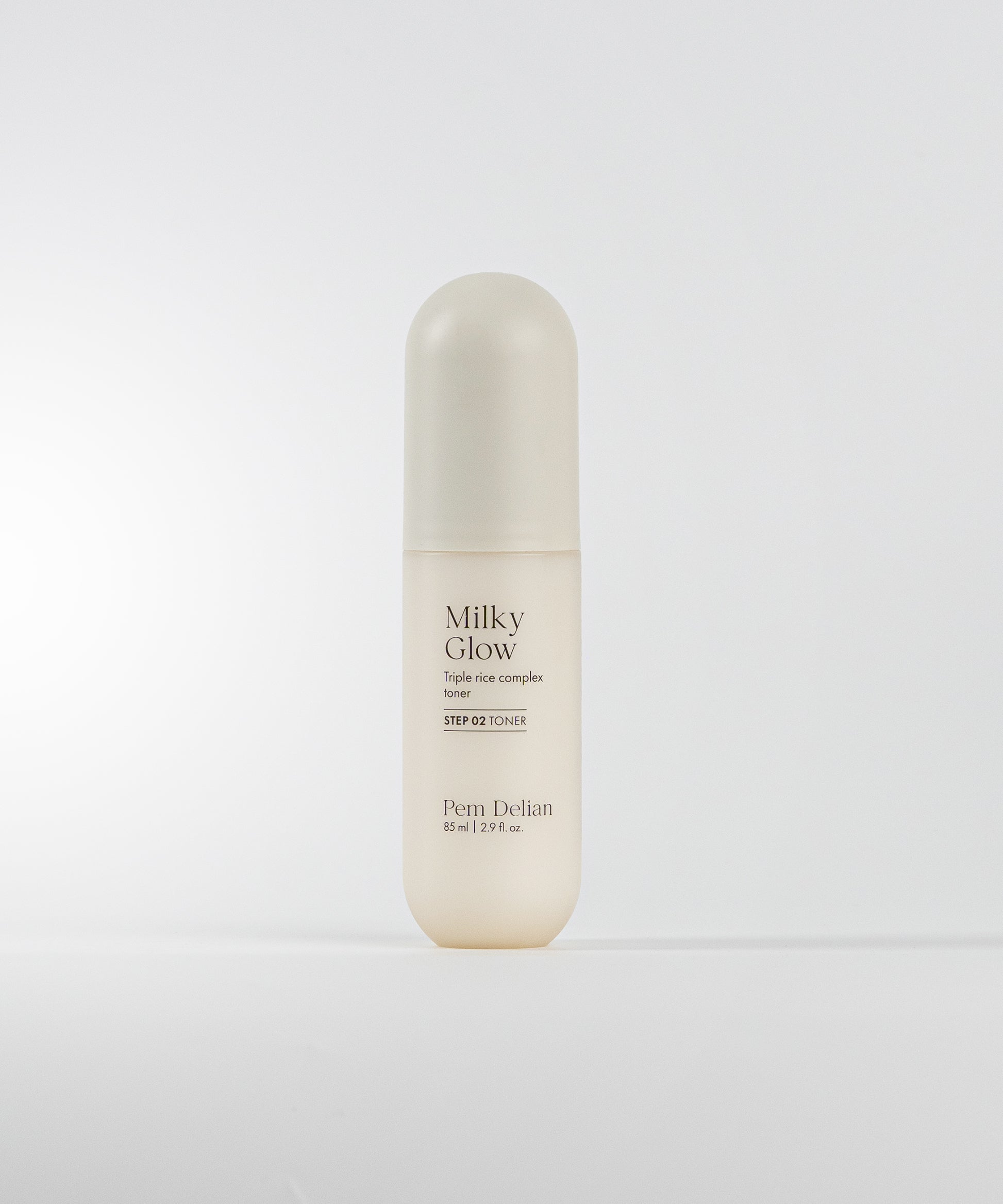 Pem Delian Milky Glow toner szürke háttér előtt elölnézetből