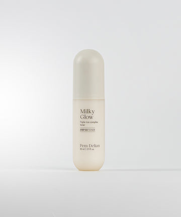 Pem Delian Milky Glow toner szürke háttér előtt elölnézetből
