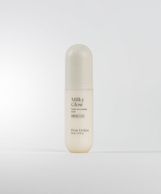Pem Delian Milky Glow toner szürke háttér előtt elölnézetből