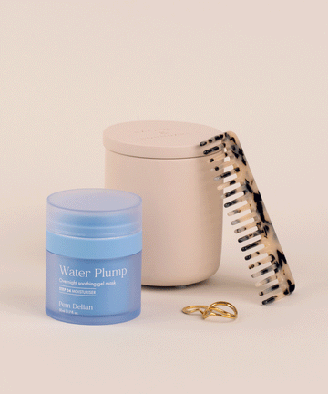 Pem Delian mini Water Plump éjszakai bőrselymesítő gélmaszk peptiddel, mellette fésű, gyűrű és gyertya