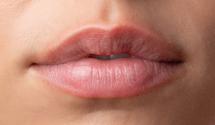 Pem Delian modell szája ajakápoló használata előtt