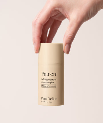 Pem Delian Patron Bőrselymesítő, komplex hidratálókrém kézben tartva