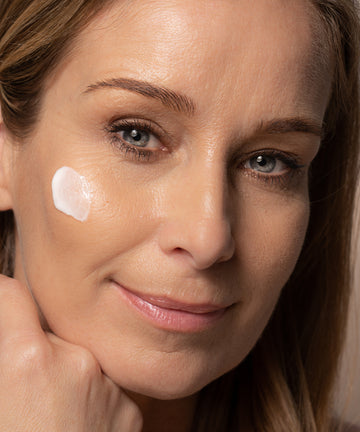 Pem Delian Patron Bőrselymesítő, komplex hidratálókrém használat közben, textúra modell arcára kikenve