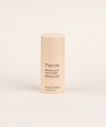 Pem Delian Patron Bőrselymesítő, komplex hidratálókrém doboza letisztult kompozícióban, bézs árnyalatú háttérrel