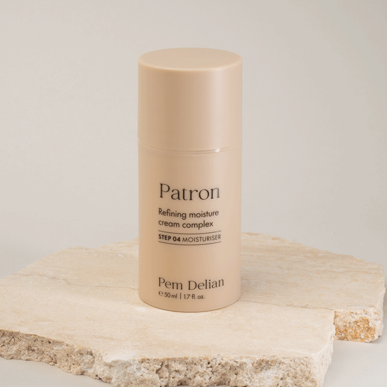 Pem Delian Patron Bőrselymesítő, komplex hidratálókrém termékfotó bézs háttérrel, természetes kőlapon