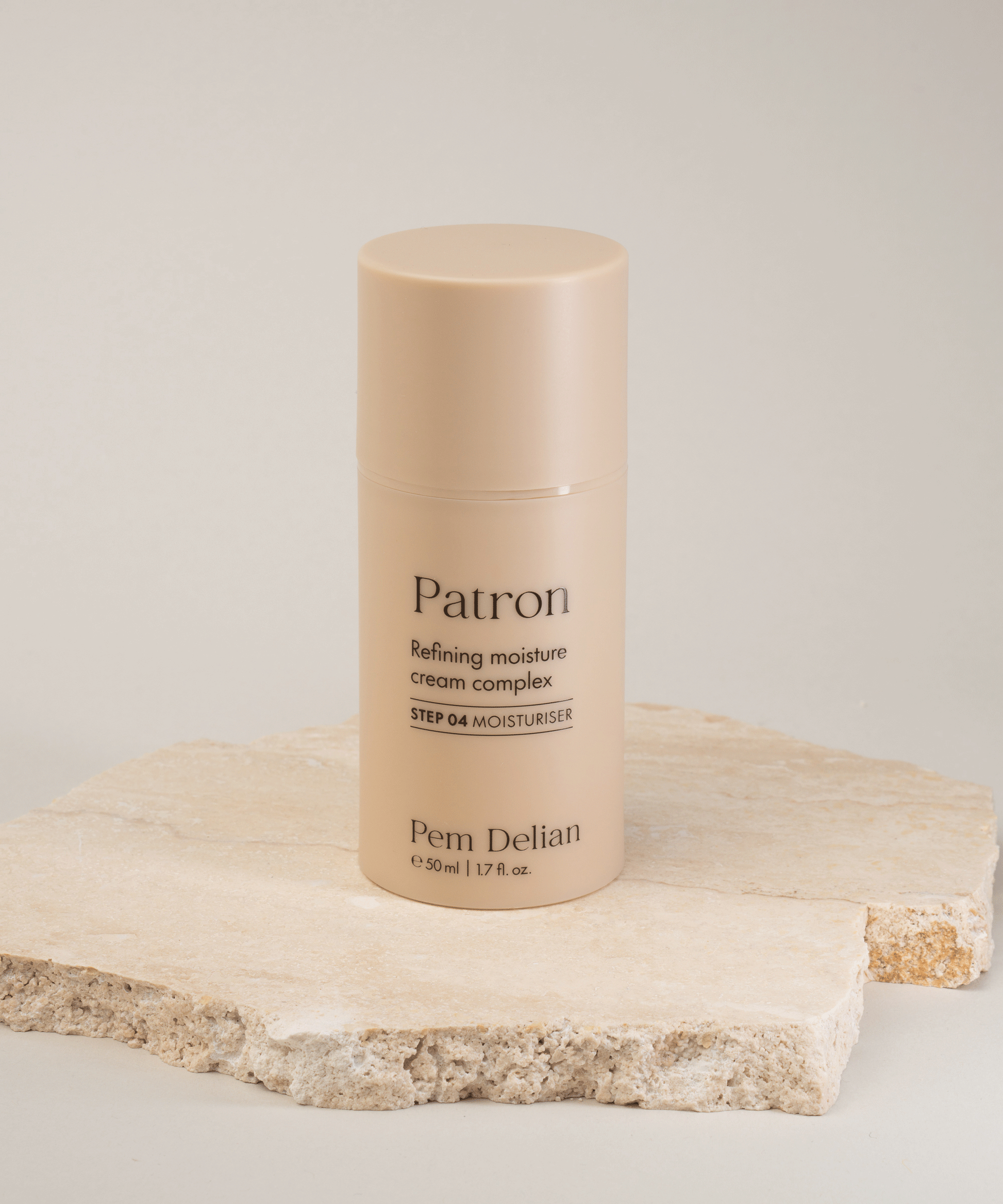 Pem Delian Patron Bőrselymesítő, komplex hidratálókrém termékfotó bézs háttérrel, természetes kőlapon