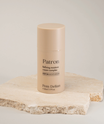 Pem Delian Patron Bőrselymesítő, komplex hidratálókrém termékfotó bézs háttérrel, természetes kőlapon