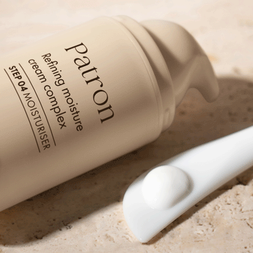 Pem Delian Patron Bőrselymesítő, komplex hidratálókrém tégely közelről, textúra a spatulán kikenve