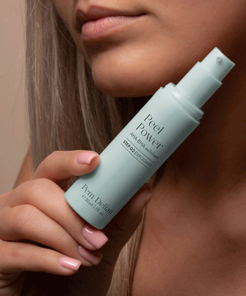 Pem Delian Peel Power AHA-BHA hámlasztó modell kezében tartva, az álla alatt