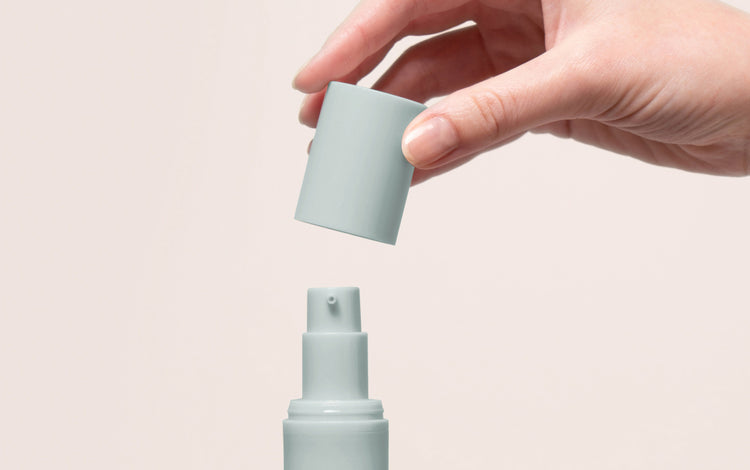 Pem Delian Peel Power kupakját veszi le a modell