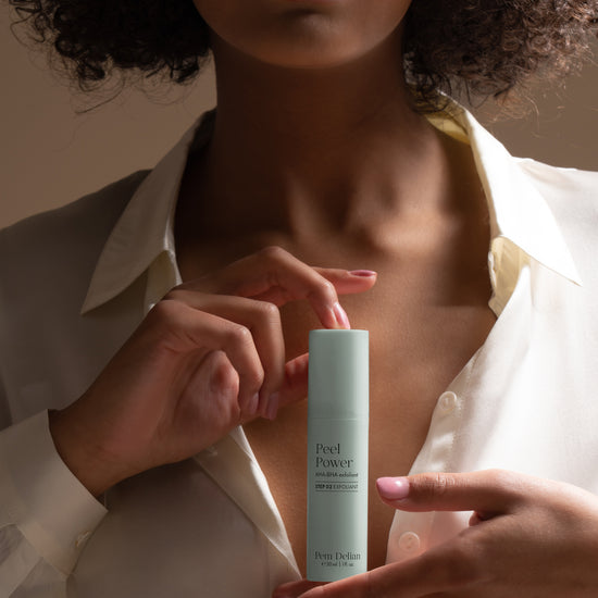 Pem Delian Peel Power AHA-BHA hámlasztó modell kezében tartva, mellkas előtt