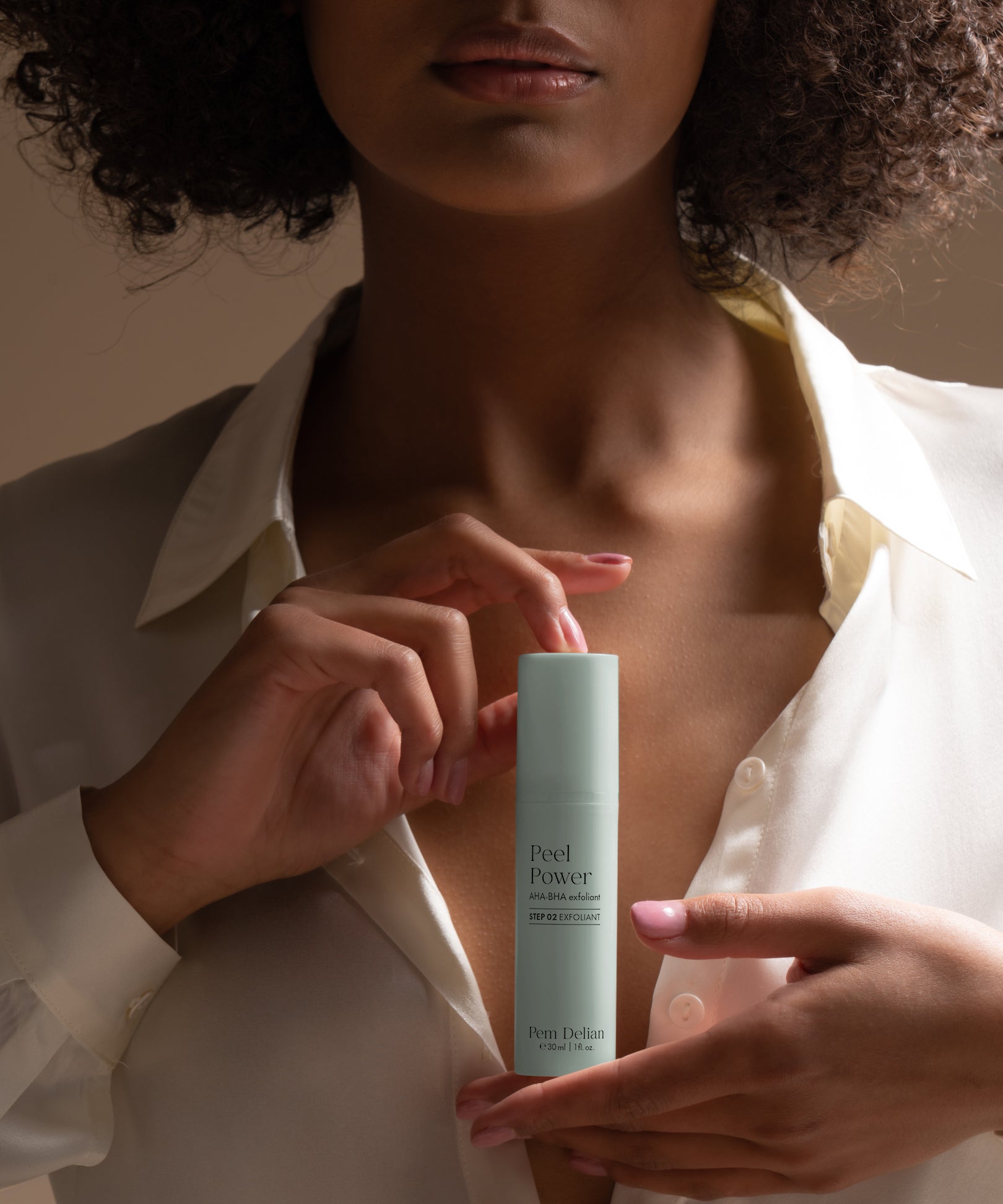 Pem Delian Peel Power AHA-BHA hámlasztó modell kezében tartva, mellkas előtt