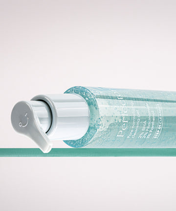 Pem Delian Perfector szalicilsavas arctisztító gél üveg polcon fekve